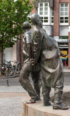 Aachen, GERMANY, 11 Temmuz 2020: Karl-Henning Seemann 'ın Çeşmesi Hartmannstrae' deki para döngüsü. Aachen Almanya. (Kreislauf des Geldes) 