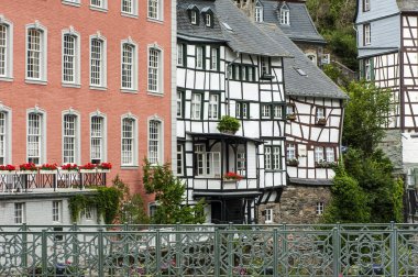 Monschau 'da yarım keresteli evler (Kuzey Ren Vestfalyası, Almanya)