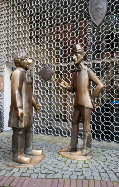 COLOGNE, ALMANY - 29 Mayıs 2019: Tuennes ve Schael kukla tiyatrosu Köln 'ün iki figürüdür. Wolfgang Reuter Anıtı