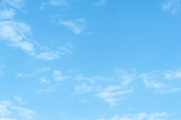 Mavi gökyüzünde beyaz bulutlar.