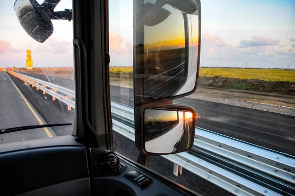 Cockpit Caminhão Amanhecer Espelhos Grandes Retrovisores — Fotografia de Stock