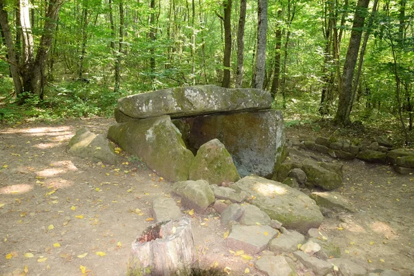 Dolmen Shapsug Bosque Ciudad Cerca Aldea Shapsugskaya Los Lugares Interés — Foto de Stock