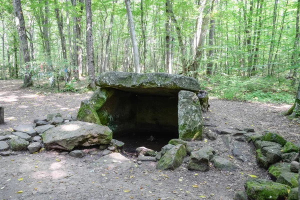 シャプスグのドルメン シャプスカヤの村の近くの街の森 観光スポットは古代文明のドルメンと遺跡です — ストック写真