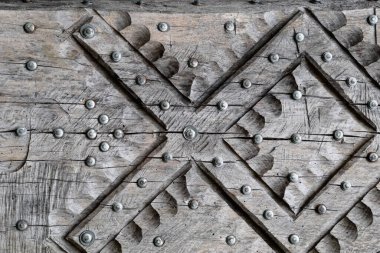 Arka plandaki çiviler ağaca saplanmış. Tırnak şapkaları..