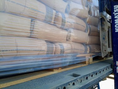 Krasnodar, Rusya - 13 Haziran 2019: Forklift kullanan bir kamyondan çimento torbaları indiriliyor.