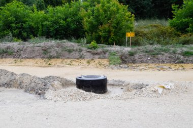 Bir kanalizasyon kapağı inşaatı. Kanalizasyon kurulumu.
