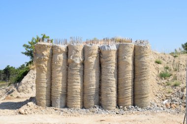 Gelecekteki köprünün sütunlarını dolduruyorum. Bir taşıma kavşağının inşaatı.