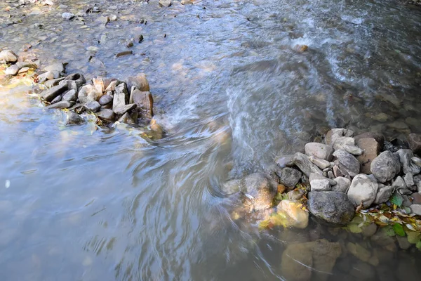 Der Wasserfluss Vor Der Haustür Einem Gebirgsfluss Ein Flacher Gebirgsfluss — Stockfoto