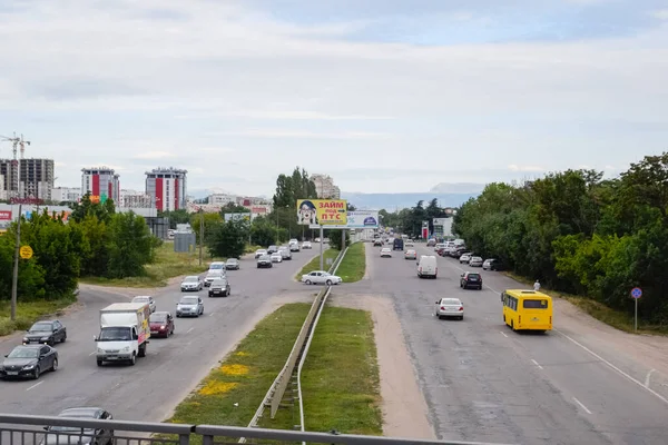 クリミアの道路を運転するクリミアの風景 クリミア半島の郊外と村と畑と道 — ストック写真