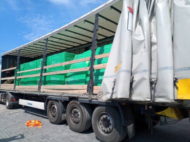 Taman, Rusya - 9 Haziran 2019: Paletlerin üzerindeki köpük bloğu. gaz bloğunun taşınması.