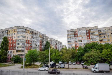 Sivastopol şehrinde çok katlı evler. Şehrin sokakları..