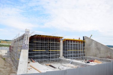 Güçlendirilmiş beton yol kavşağı. Yol inşaatı ve köprüler.