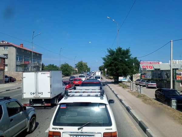 タマン ロシア 2019年6月9日 道路上の交通渋滞 トラック上の多くの車 — ストック写真