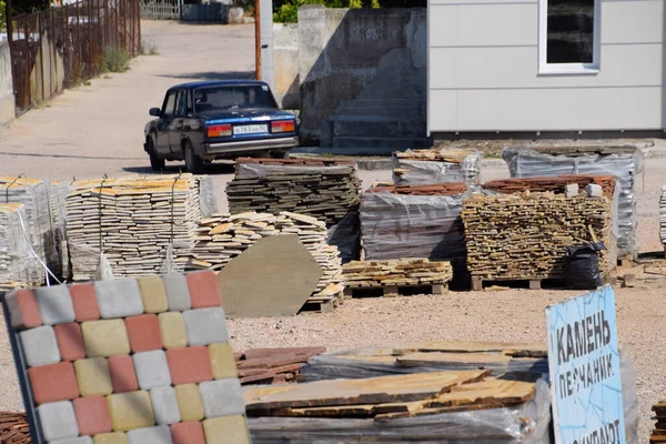 Taman, Rusya - 9 Haziran 2019: İnşaat malzemeleri deposu. bir temel bina, metal, ahşap ve tuğlalı bloklar.