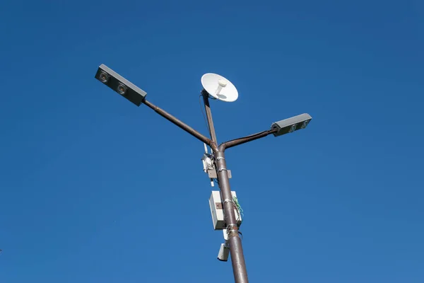 Lamppost Con Una Antena Montada Sobre Ella Piloto Contra Cielo Imágenes De Stock Sin Royalties Gratis