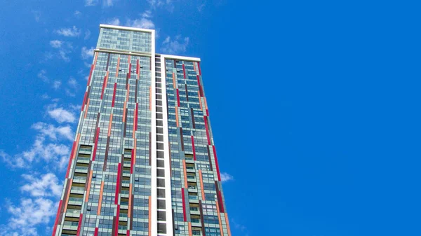 İş bölgesindeki modern gökdelenlerin alt manzarası . 