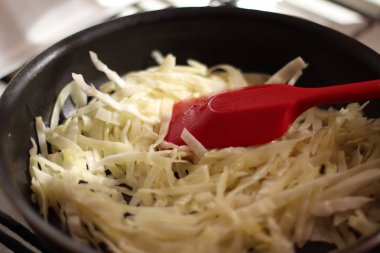 Demir tavayla vurdum kızarmış lahana, yatay