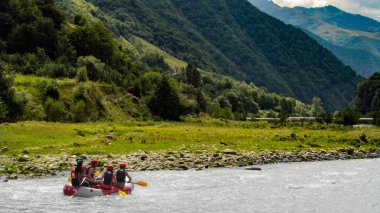 Bir dağ nehirde rafting. Aşırı spor.