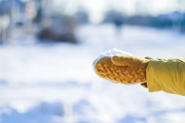 Femme tenant la neige dans les mains le jour de l'hiver — Photo