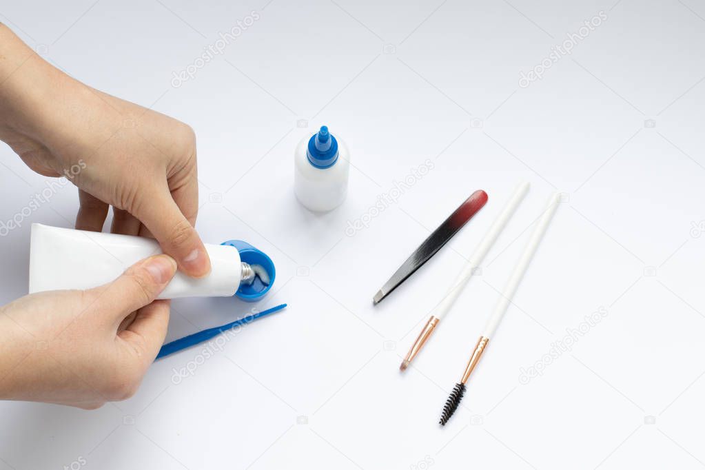 Tools for eyebrow dyeing 