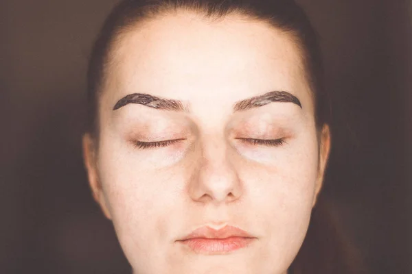 Jeune femme avec maquillage des sourcils — Photo