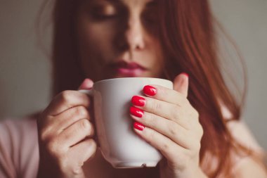 genç kadının sabah kahvesi 