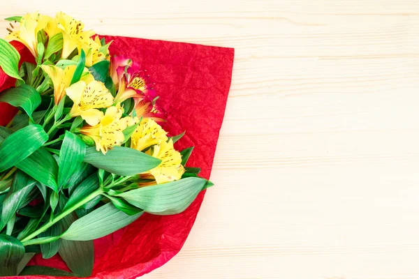 День святого Валентина концепция. Букет цветов на деревянном фоне . — стоковое фото