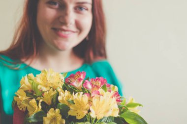 buket sevimli kadınla görüntüsünü