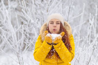 kış giysileri avucunda üfleme mutlu kızı