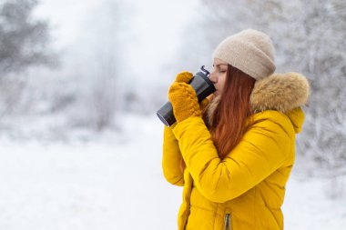 Genç kadın ve sokakta kahve içiyor 