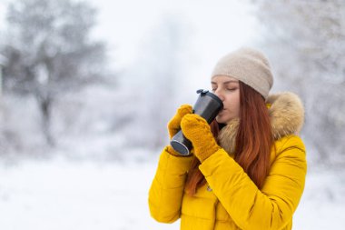 Genç kadın ve sokakta kahve içiyor 