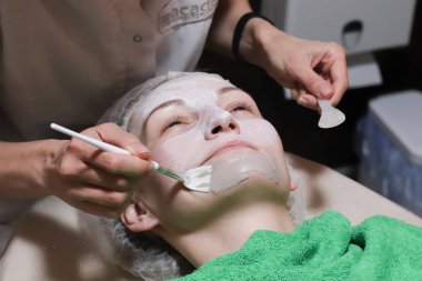 Yüz soyma maskesi, kaplıca güzellik tedavisi, cilt bakımı. 