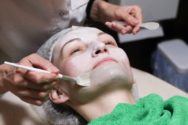 Yüz soyma maskesi, kaplıca güzellik tedavisi, cilt bakımı. 