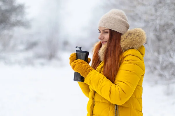 Jeune femme et boit du café dans la rue — Photo