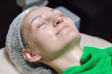 Yüz soyma maskesi, kaplıca güzellik tedavisi, cilt bakımı. 