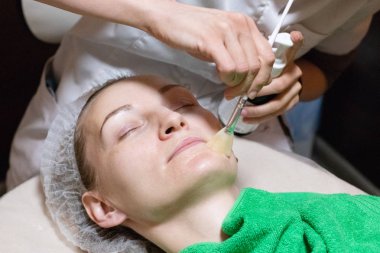 Yüz soyma maskesi, kaplıca güzellik tedavisi, cilt bakımı. 