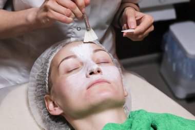 Yüz soyma maskesi, kaplıca güzellik tedavisi, cilt bakımı. 