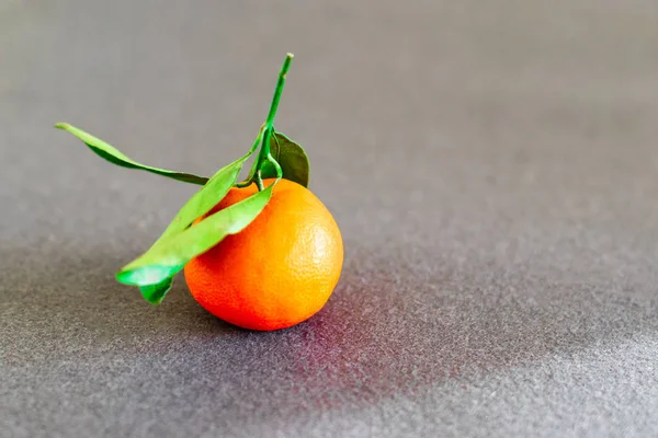 Frutas frescas de tangerina ou tangerina sobre fundo cinzento — Fotografia de Stock