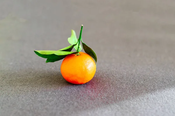 Fruta fresca de mandarina o mandarina sobre fondo gris —  Fotos de Stock