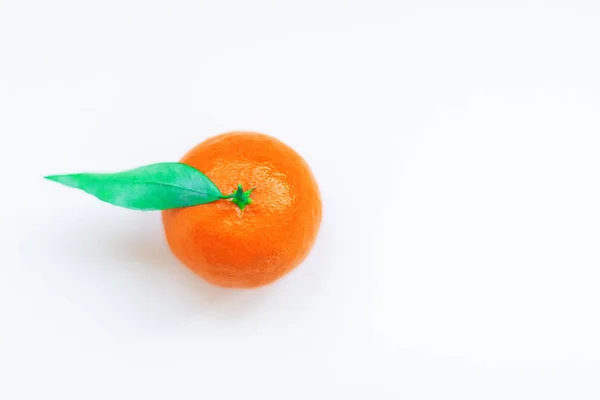 Fruta fresca de mandarina o mandarina sobre fondo blanco —  Fotos de Stock