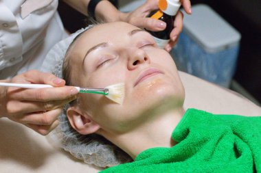Yüz soyma maskesi, kaplıca güzellik tedavisi, cilt bakımı. 