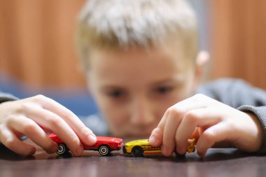 Onun oyuncak araba ile mutlu bir çocuk 6-8 yıl oynamak