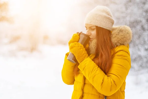 겨울 날에 커피를 즐기는 귀여운 소녀. — 스톡 사진