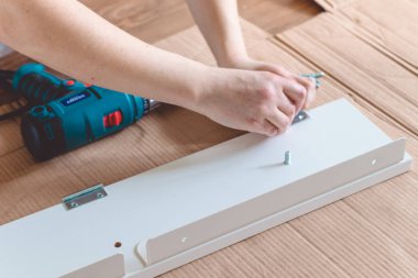 Close-Up mobilya elektrikli tornavida ile bir kurulum süreci  