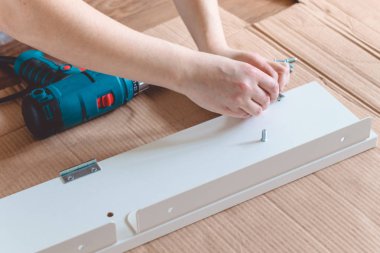 Close-Up mobilya elektrikli tornavida ile bir kurulum süreci  