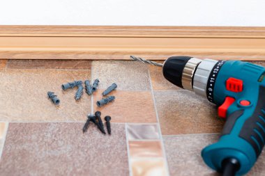 Plastik zemin Süpürgelik montajı. İç detaylar.