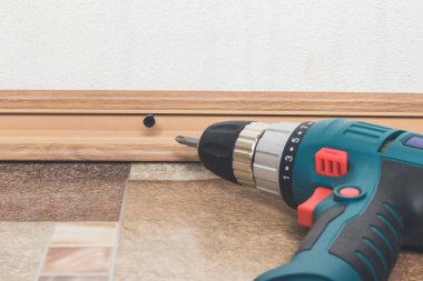 Plastik zemin Süpürgelik montajı. İç detaylar.