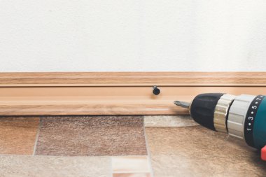 Plastik zemin Süpürgelik montajı. İç detaylar.