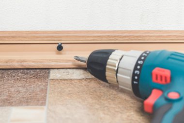 Plastik zemin Süpürgelik montajı. İç detaylar.