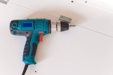 Plastik zemin Süpürgelik montajı. İç detaylar.